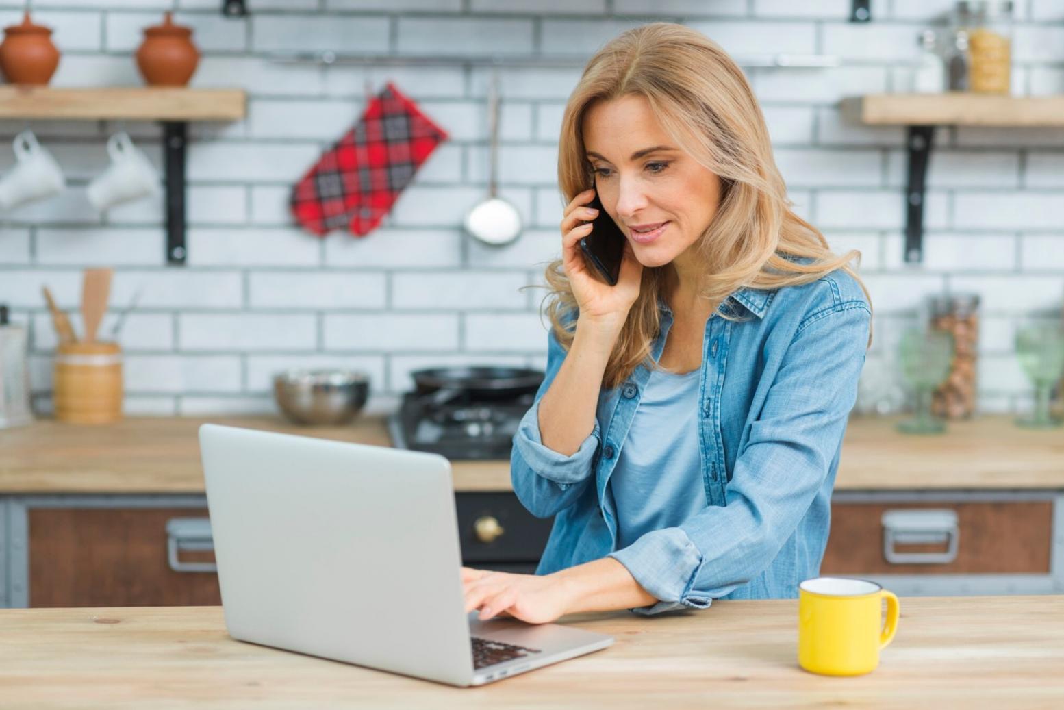 Profesional analizando métricas financieras en una oficina moderna