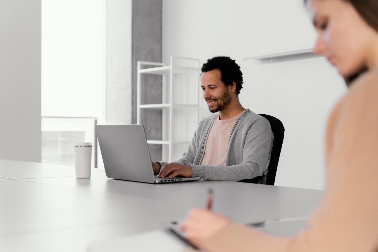 Pantalla de computadora mostrando dashboard financiero con gráficos y métricas presupuestarias